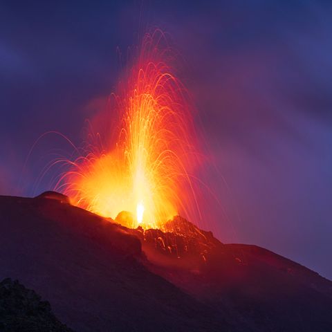 Lavafontäne schießt in den dunklen Himmel