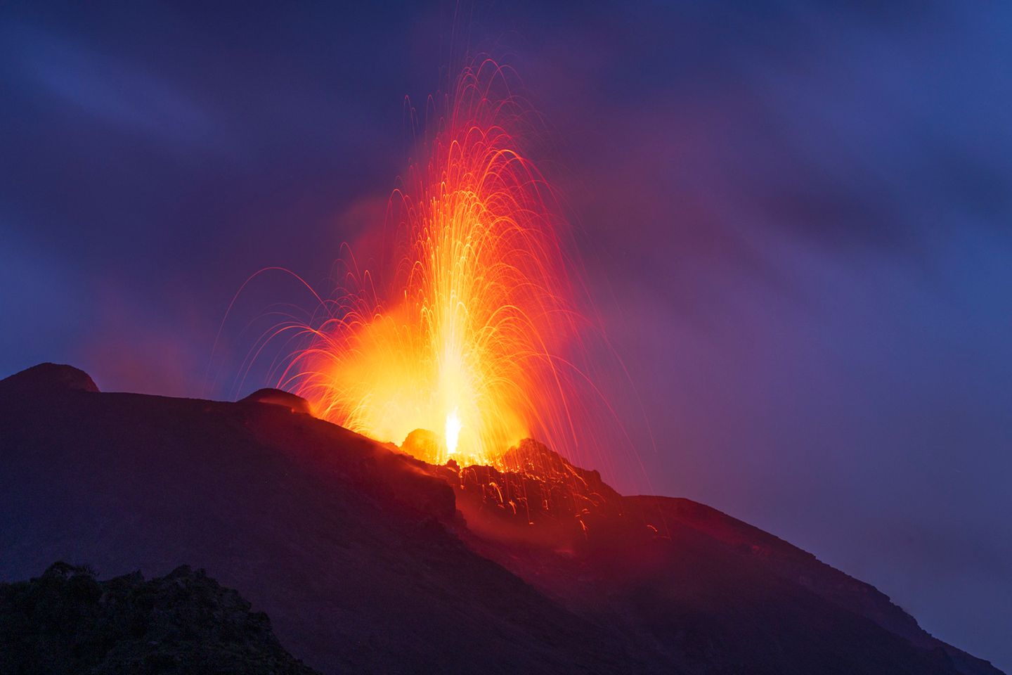 Lavafontäne schießt in den dunklen Himmel Lavafontäne schießt in den dunklen Himmel