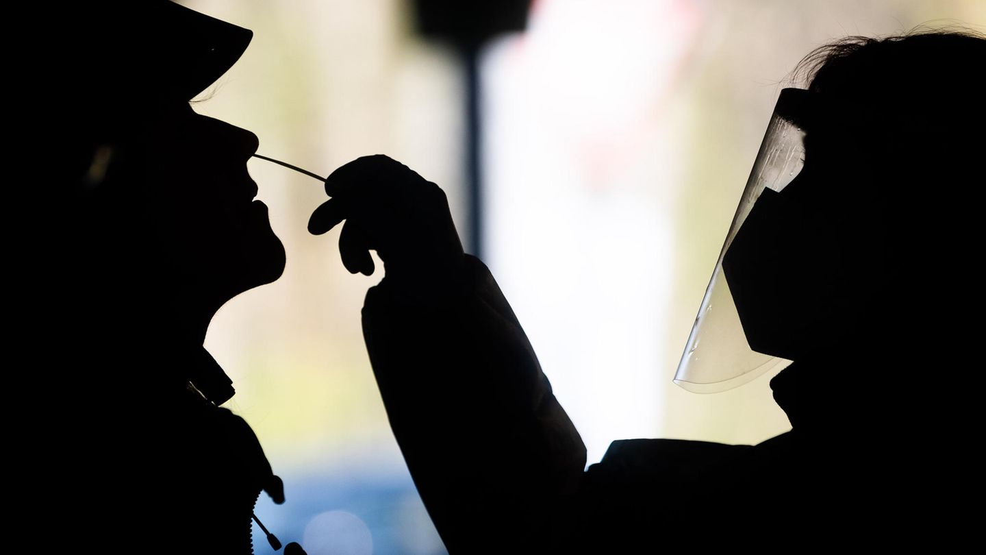 Eine Frau wird mit einem Schnelltest auf das Coronavirus getestet