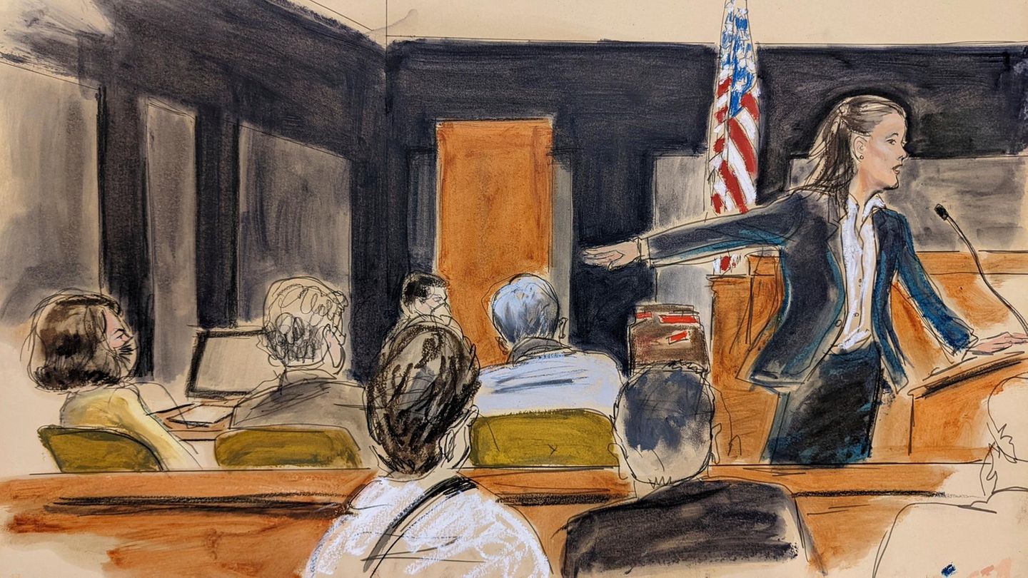 Die stellvertretende US-Staatsanwältin Maurene Comey zeigt auf Ghislaine Maxwell (ganz links)