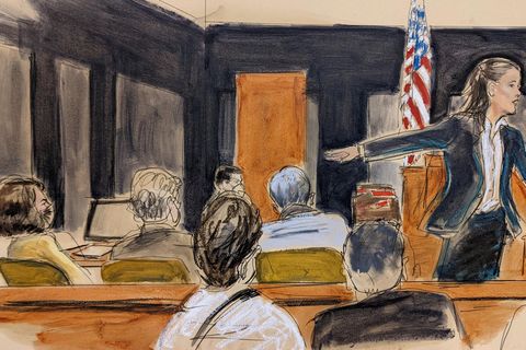 Die stellvertretende US-Staatsanwältin Maurene Comey zeigt auf Ghislaine Maxwell (ganz links)