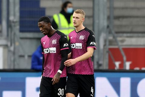 Opfer rassistischer Beleidigungen: Aaron Opoku wird nach den Beleidigungen von Lukas Gugganig in die Kabine begleitet.