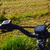 In der Mitte ist die Anzeige montiert, die Bedieneinheit ist an der linken Seite.