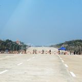 Soldaten sperren eine Straße in Naypyitaw