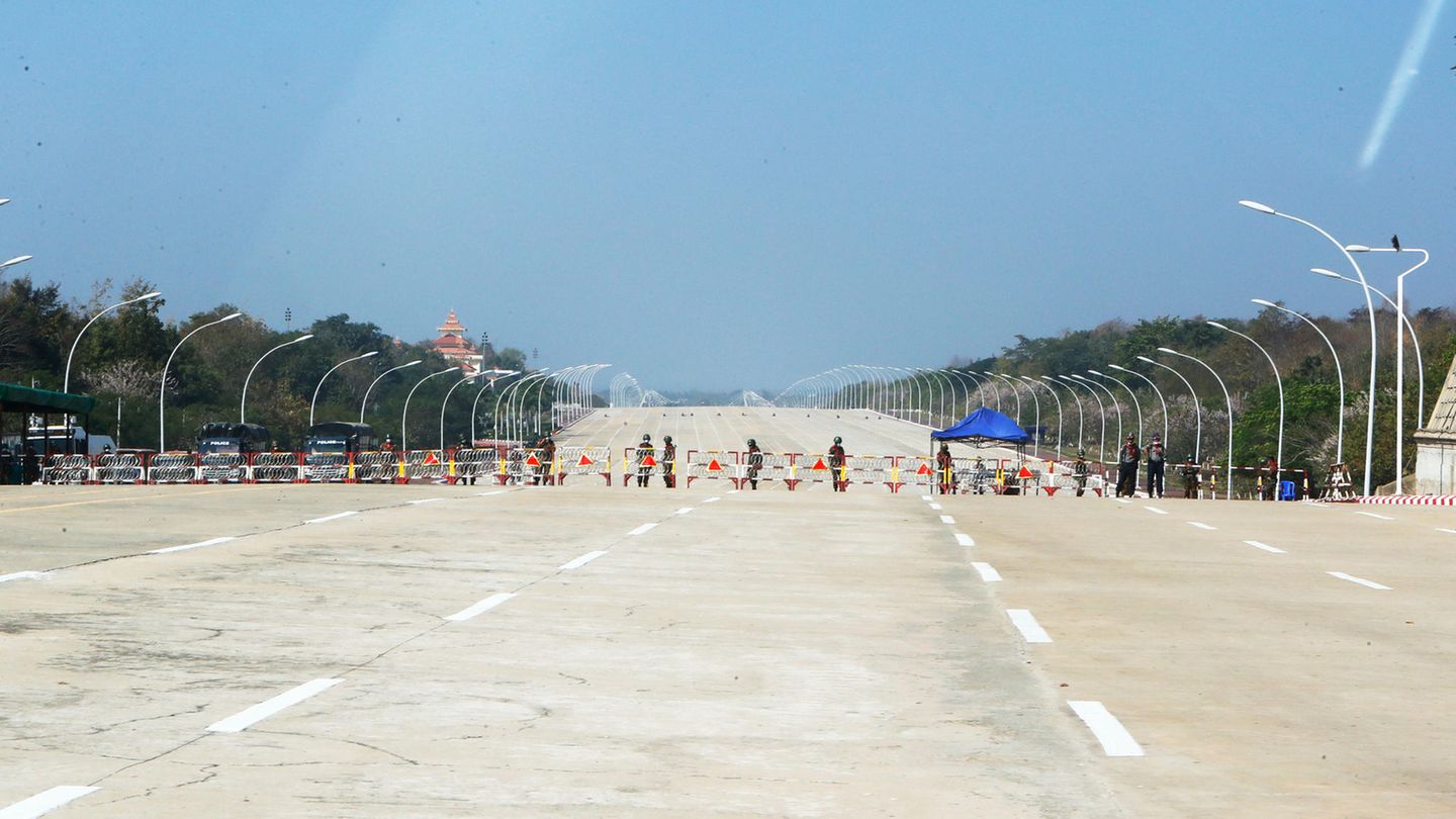 01. Februar: Militär übernimmt Macht in Myanmar und ruft Notstand aus Soldaten sperren eine Straße in Naypyitaw