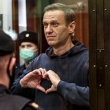 Der Kremlgegner Alexej Nawalny ist von einem Gericht in Moskau zu dreieinhalb Jahren Straflager verurteilt worden. Der 44-Jährige habe gegen Bewährungsauflagen in einem früheren Strafverfahren verstoßen, teilte die Richterin mit. Das Verfahren steht als politisch motiviert in der Kritik.