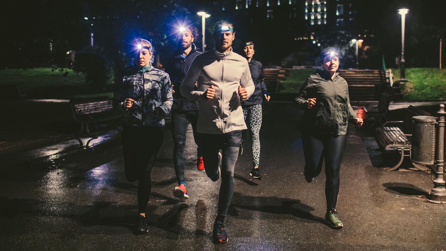 Joggen im Winter: Laufgruppe trainiert mit Stirnlampe