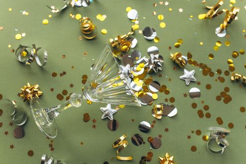 Corona-Ausbruch Weihnachtsfeier Oslo Omikron: Ein Sektglas liegt auf dem Boden