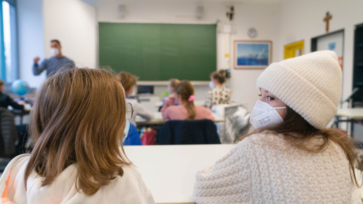 Schülerinnen und Schüler sitzen im Klassenzimmer