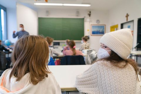 Schülerinnen und Schüler sitzen im Klassenzimmer