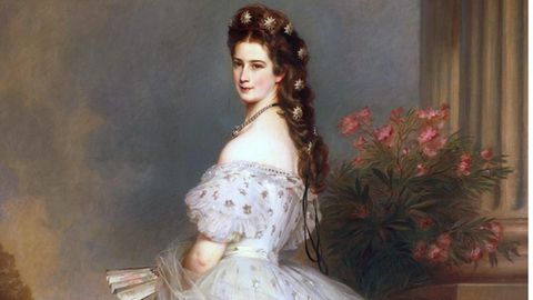 Farbgemälde der Kaiserin Elisabeth in pompösen Kleid und mit geflochtenem Haar