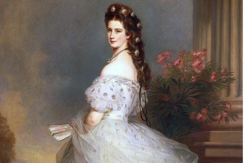 Farbgemälde der Kaiserin Elisabeth in pompösen Kleid und mit geflochtenem Haar