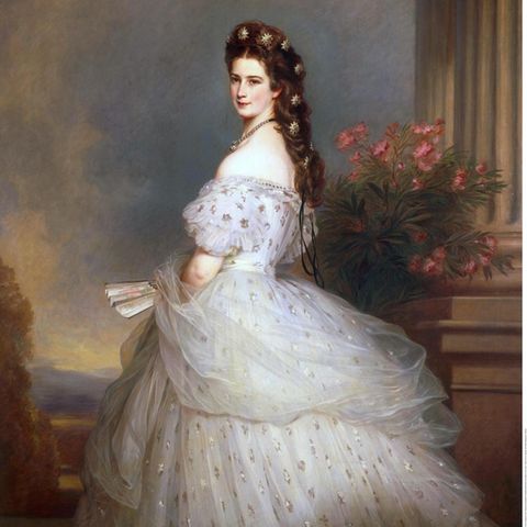 Farbgemälde der Kaiserin Elisabeth in pompösen Kleid und mit geflochtenem Haar