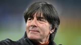 Der ehemalige Bundestrainer Jogi Löw steht vor seiner Verabschiedung auf dem Rasen
