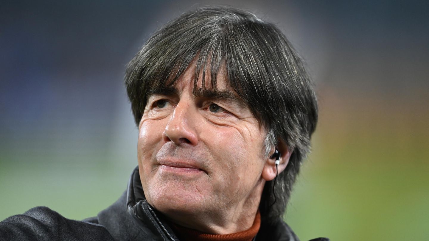 09. März: Bundestrainer Löw hört nach der EM im Sommer auf Der ehemalige Bundestrainer Jogi Löw steht vor seiner Verabschiedung auf dem Rasen