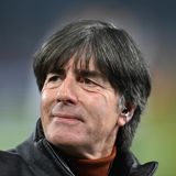Der ehemalige Bundestrainer Jogi Löw steht vor seiner Verabschiedung auf dem Rasen