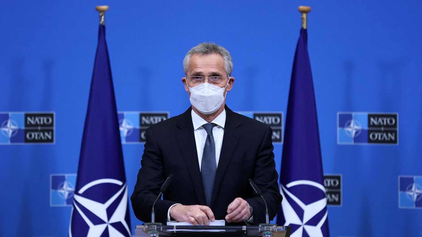 14. April: Nato leitet offiziell Rückzug aus Afghanistan ein Nato-Generalsekretär Jens Stoltenberg hält eine Rede bei einer Pressekonferenz