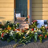 Blumen, Kerzen und Plakate liegen vor dem Eingang zur Einrichtung des diakonischen Anbieters Oberlinhaus