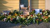 Blumen, Kerzen und Plakate liegen vor dem Eingang zur Einrichtung des diakonischen Anbieters Oberlinhaus