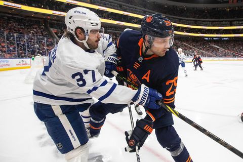 Der deutsche NHL-Profis Leon Draisaitl (r.) von den Edmonton Oilers hat erstmal frei