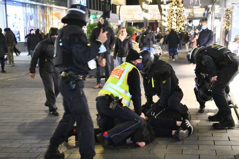 13 verletzte Einsatzkräfte bei Corona-Demo in Mannheim