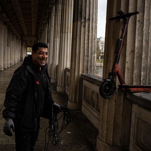Jimmy Shaban hat den Roller an der Alten Nationalgalerie aus der Spree gezogen