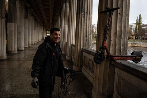 Jimmy Shaban hat den Roller an der Alten Nationalgalerie aus der Spree gezogen