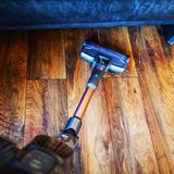 Mit dem abgeknickten Rohr kommt man gut unter Tische und Sofa