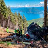 Retter arbeiten am Wrack einer Gondel