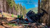 Retter arbeiten am Wrack einer Gondel