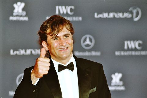 Alessandro Zanardi hält einen Dauen hoch