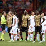 Mai 2013: Beim Duell der AS Rom mit AC Mailand beleidigen die Heimfans die dunkelhäutigen Milan-Profis Mario Balotelli (4.v.r.) und Kevin-Prince Boateng mit rassistischen Sprechchören. Das Spiel wird unterbrochen, über die milde Geldstrafe von 50.000 Euro für die Römer diskutieren Italien und der internationale Fußball danach tagelang.