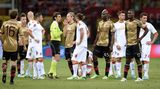 Mai 2013: Beim Duell der AS Rom mit AC Mailand beleidigen die Heimfans die dunkelhäutigen Milan-Profis Mario Balotelli (4.v.r.) und Kevin-Prince Boateng mit rassistischen Sprechchören. Das Spiel wird unterbrochen, über die milde Geldstrafe von 50.000 Euro für die Römer diskutieren Italien und der internationale Fußball danach tagelang.