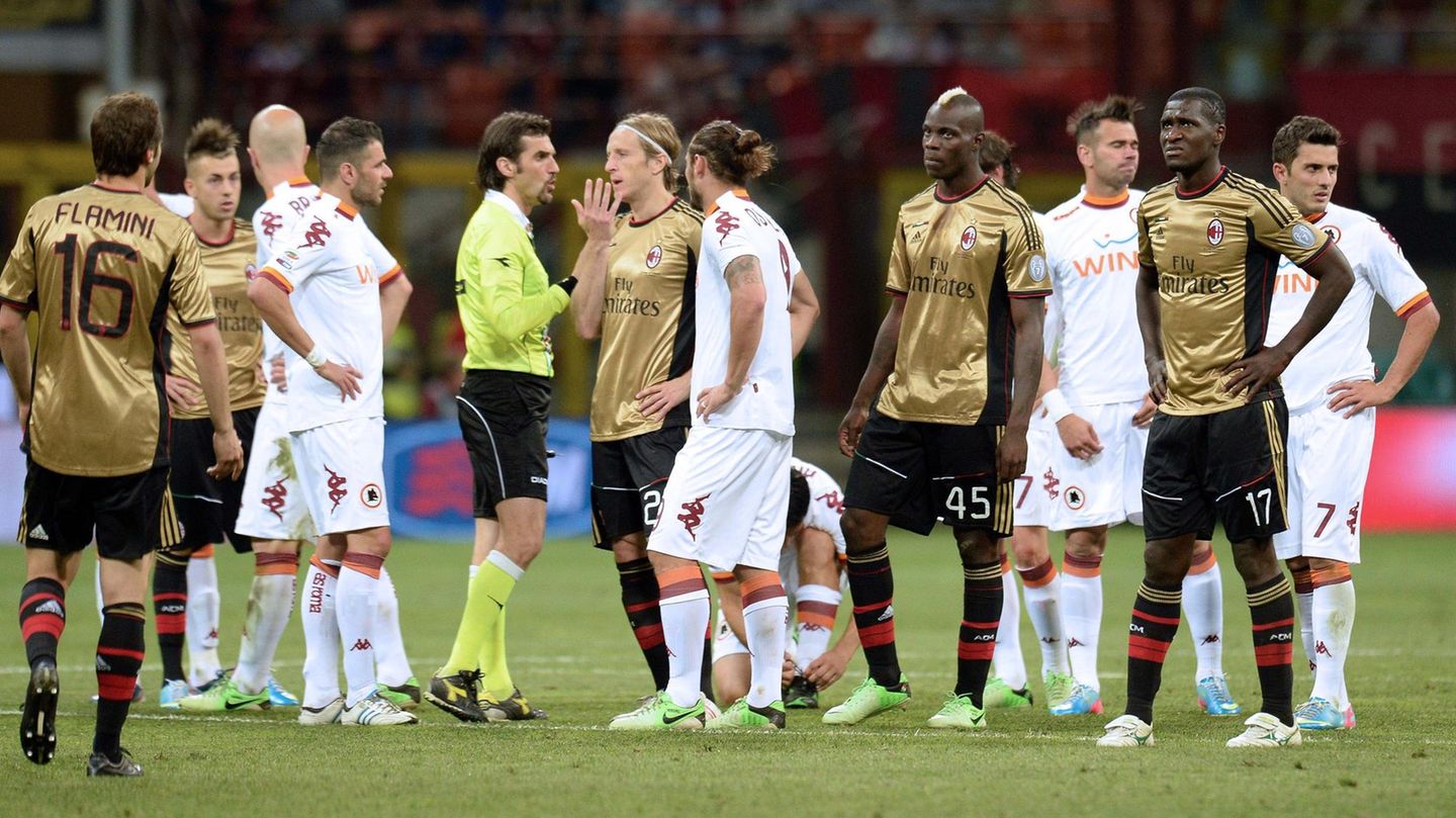 Nach Affenlauten gegen Opoku: Mai 2013: Beim Duell der AS Rom mit AC Mailand beleidigen die Heimfans die dunkelhäutigen Milan-Profis Mario Balotelli (4.v.r.) und Kevin-Prince Boateng mit rassistischen Sprechchören. Das Spiel wird unterbrochen, über die milde Geldstrafe von 50.000 Euro für die Römer diskutieren Italien und der internationale Fußball danach tagelang. Mai 2013: Beim Duell der AS Rom mit AC Mailand beleidigen die Heimfans die dunkelhäutigen Milan-Profis Mario Balotelli (4.v.r.) und Kevin-Prince Boateng mit rassistischen Sprechchören. Das Spiel wird unterbrochen, über die milde Geldstrafe von 50.000 Euro für die Römer diskutieren Italien und der internationale Fußball danach tagelang.