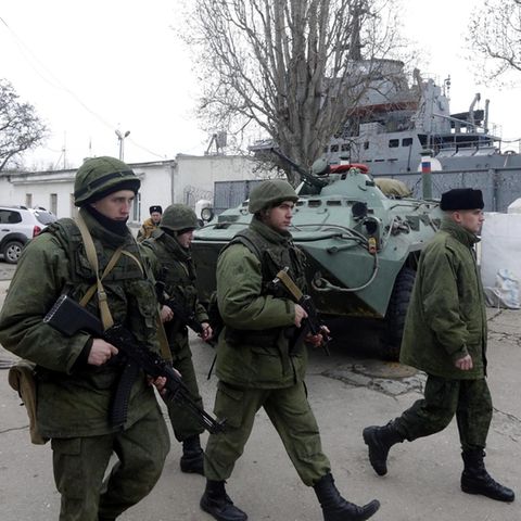 Soldaten der russischen Marineinfanterie im Hafen von Sewastopol auf der Krim Anfang März 2014, im Hintergrund liegt das russische Landungsschiff "Orsk"