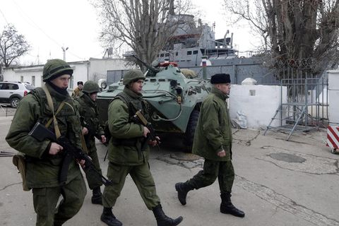 Soldaten der russischen Marineinfanterie im Hafen von Sewastopol auf der Krim Anfang März 2014, im Hintergrund liegt das russische Landungsschiff "Orsk"