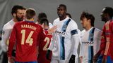 Oktober 2013: Manchester City spielt in der Champions League bei ZSKA Moskau. Wegen rassistischer Rufe von den Rängen beschwert sich City-Kapitän Yaya Touré (m.) bei Schiedsrichter Ovidiu Hategan. Weil der Unparteiische das nur in seinen Spielbericht aufnimmt, aber nicht mit einem Abbruch der Partie droht, hagelt es Kritik. ZSKA muss im nächsten Heimspiel gegen den FC Bayern München auf einen Teil der Zuschauer verzichten.