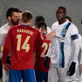 Oktober 2013: Manchester City spielt in der Champions League bei ZSKA Moskau. Wegen rassistischer Rufe von den Rängen beschwert sich City-Kapitän Yaya Touré (m.) bei Schiedsrichter Ovidiu Hategan. Weil der Unparteiische das nur in seinen Spielbericht aufnimmt, aber nicht mit einem Abbruch der Partie droht, hagelt es Kritik. ZSKA muss im nächsten Heimspiel gegen den FC Bayern München auf einen Teil der Zuschauer verzichten.