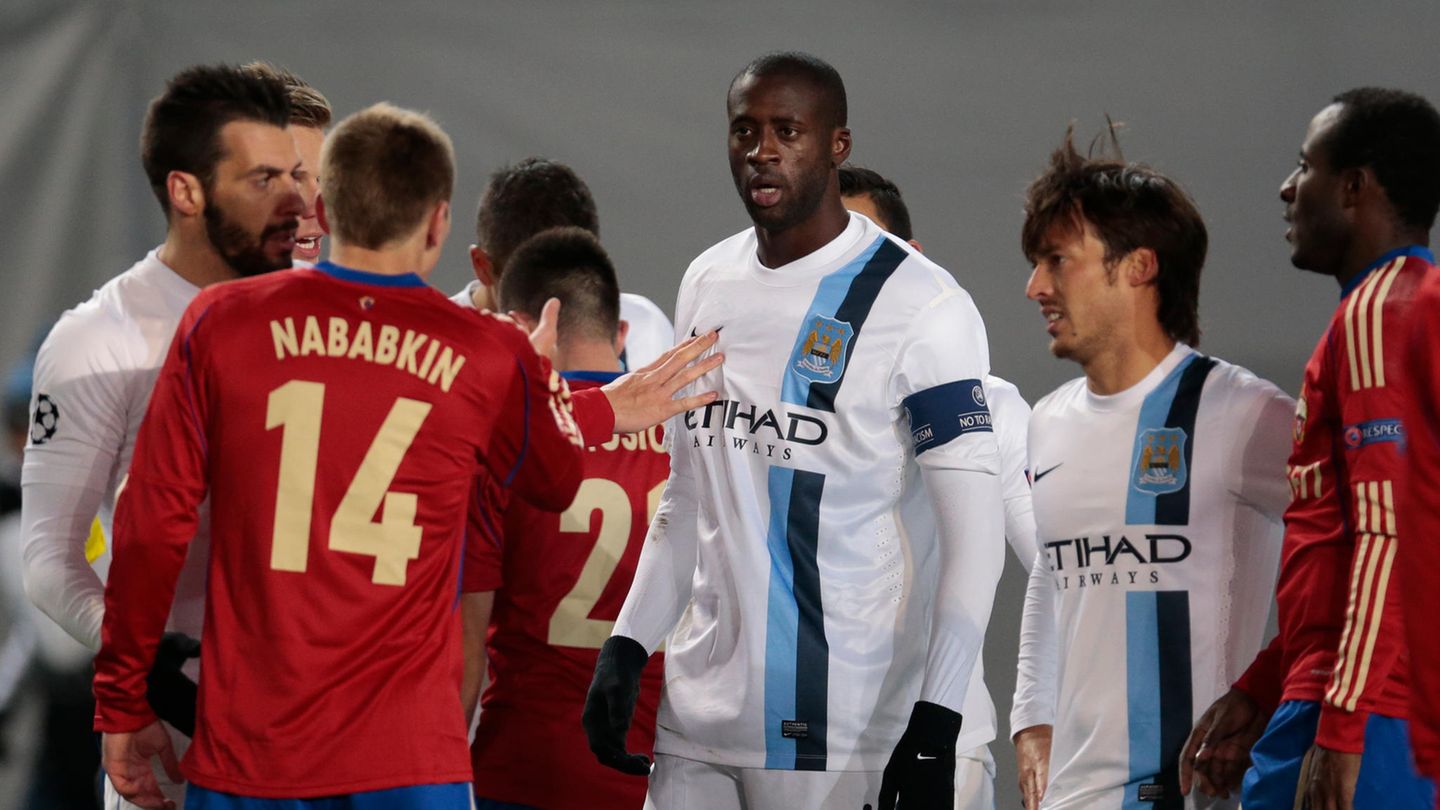 Oktober 2013: Manchester City spielt in der Champions League bei ZSKA Moskau. Wegen rassistischer Rufe von den Rängen beschwert sich City-Kapitän Yaya Touré (m.) bei Schiedsrichter Ovidiu Hategan. Weil der Unparteiische das nur in seinen Spielbericht aufnimmt, aber nicht mit einem Abbruch der Partie droht, hagelt es Kritik. ZSKA muss im nächsten Heimspiel gegen den FC Bayern München auf einen Teil der Zuschauer verzichten.