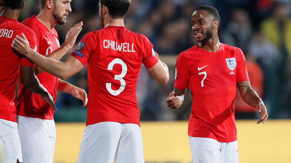 Oktober 2019: Das EM-Qualifikationsspiel Englands gegen Bulgarien wird in der ersten Halbzeit zweimal wegen rassistischer Äußerungen bulgarischer Fans unterbrochen. Der Schiedsrichter warnt vor dem Abbruch der Partie. Englische Spieler drohen bereits vor der Begegnung, den Rasen in Sofia bei rassistischen Vorfällen zu verlassen. Das tun sie später nicht und gewinnen 6:0.