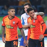 November 2019: Der damals 31 Jahre alte Brasilianer Taison von Schachtjor Donezk wird im Duell mit Dynamo Kiew von Zuschauern beleidigt. Er zeigt den Fans den Mittelfinger und schießt den Ball in Richtung Tribüne. Dafür wird er mit Rot bestraft und verlässt unter Tränen das Feld. Im Anschluss ermittelt die Polizei gegen mehrere Zuschauer.