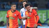 November 2019: Der damals 31 Jahre alte Brasilianer Taison von Schachtjor Donezk wird im Duell mit Dynamo Kiew von Zuschauern beleidigt. Er zeigt den Fans den Mittelfinger und schießt den Ball in Richtung Tribüne. Dafür wird er mit Rot bestraft und verlässt unter Tränen das Feld. Im Anschluss ermittelt die Polizei gegen mehrere Zuschauer.