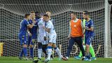 November 2019: Fans von Hellas Verona beleidigen Stürmer Mario Balotelli beim Gastspiel mit Brescia Calcio mit Affenlauten und rassistischen Rufen. In der 54. Minute stoppt Balotelli während eines Angriffs den Ball, nimmt ihn in die Hände und schießt ihn in Richtung eines Fanblocks der Gastgeber. Anschließend will er den Platz verlassen, Mitspieler und Gegner überreden ihn aber weiterzuspielen.
