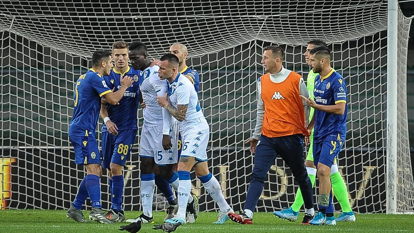 Nach Affenlauten gegen Opoku: November 2019: Fans von Hellas Verona beleidigen Stürmer Mario Balotelli beim Gastspiel mit Brescia Calcio mit Affenlauten und rassistischen Rufen. In der 54. Minute stoppt Balotelli während eines Angriffs den Ball, nimmt ihn in die Hände und schießt ihn in Richtung eines Fanblocks der Gastgeber. Anschließend will er den Platz verlassen, Mitspieler und Gegner überreden ihn aber weiterzuspielen. November 2019: Fans von Hellas Verona beleidigen Stürmer Mario Balotelli beim Gastspiel mit Brescia Calcio mit Affenlauten und rassistischen Rufen. In der 54. Minute stoppt Balotelli während eines Angriffs den Ball, nimmt ihn in die Hände und schießt ihn in Richtung eines Fanblocks der Gastgeber. Anschließend will er den Platz verlassen, Mitspieler und Gegner überreden ihn aber weiterzuspielen.