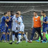 November 2019: Fans von Hellas Verona beleidigen Stürmer Mario Balotelli beim Gastspiel mit Brescia Calcio mit Affenlauten und rassistischen Rufen. In der 54. Minute stoppt Balotelli während eines Angriffs den Ball, nimmt ihn in die Hände und schießt ihn in Richtung eines Fanblocks der Gastgeber. Anschließend will er den Platz verlassen, Mitspieler und Gegner überreden ihn aber weiterzuspielen.