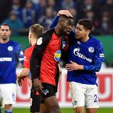 Februar 2020: Im DFB-Pokalspiel des FC Schalke 04 gegen Hertha BSC beleidigen Schalke-Fans Hertha-Profi Jordan Torunarigha mit Affenlauten. Die Polizei nimmt Ermittlungen auf. Der 22 Jahre alte Torunarigha stellt Strafanzeige gegen Unbekannt. Schalke bekommt eine Geldstrafe von 50.000 Euro.