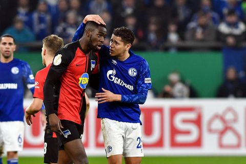 Februar 2020: Im DFB-Pokalspiel des FC Schalke 04 gegen Hertha BSC beleidigen Schalke-Fans Hertha-Profi Jordan Torunarigha mit Affenlauten. Die Polizei nimmt Ermittlungen auf. Der 22 Jahre alte Torunarigha stellt Strafanzeige gegen Unbekannt. Schalke bekommt eine Geldstrafe von 50.000 Euro.