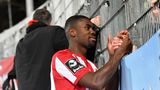 Februar 2020: Im Drittliga-Spiel von Preußen Münster gegen die Würzburger Kickers wird Kickers-Spieler Leroy Kwadwo von einem Mann mit Affenlauten beleidigt. Zuschauer zeigen sofort auf den Übeltäter, der zwischenzeitlich in Gewahrsam kommt. Preußen-Fans fangen an "Nazis raus" zu rufen. Kwadwo bedankt sich später für die Reaktion und die große Solidarität. "Der Fußball hat eine große Macht. Wir sollten alle dann zusammenrücken, sagen, so geht es nicht weiter, dann spielen wir einfach nicht", sagt er im "Aktuellen Sportstudio".