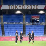 Juli 2021: Die Generalprobe der deutschen Olympia-Fußballer in Tokio wird fünf Minuten vor dem Ende abgebrochen. Nach Angaben des DFB wird Verteidiger Jordan Torunarigha (2.v.r.) in der Partie gegen Honduras in Wakayama rassistisch beleidigt (hier ein Bild aus dem Spiel gegen Brasilien). Die deutsche Mannschaft verlässt gemeinsam beim Stand von 1:1 das Feld. Das Spiel findet unter Ausschluss der Öffentlichkeit statt.