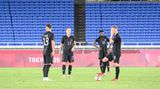 Juli 2021: Die Generalprobe der deutschen Olympia-Fußballer in Tokio wird fünf Minuten vor dem Ende abgebrochen. Nach Angaben des DFB wird Verteidiger Jordan Torunarigha (2.v.r.) in der Partie gegen Honduras in Wakayama rassistisch beleidigt (hier ein Bild aus dem Spiel gegen Brasilien). Die deutsche Mannschaft verlässt gemeinsam beim Stand von 1:1 das Feld. Das Spiel findet unter Ausschluss der Öffentlichkeit statt.